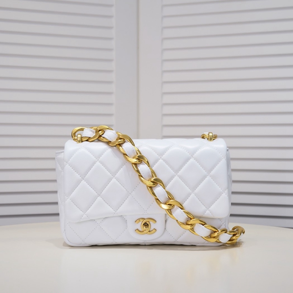 シャネルバッグ正面デザイン